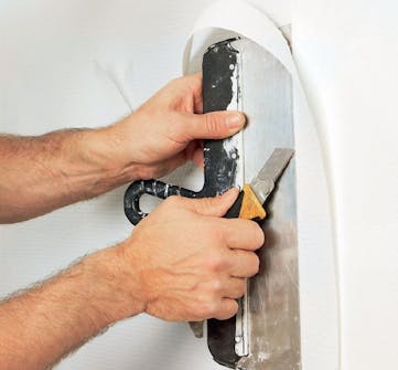 Skær glasvævet til langs paneler og det gamle væv. Skær glasvævet til langs paneler og det gamle væv.